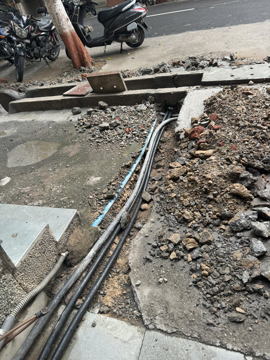 <a href="/MdPvvnl/">MD Pvvnl</a> <a href="/PVVNLHQ/">Pashchimanchal Vidyut Vitran Nigam Ltd</a> <a href="/1912PVVNL/">Pashchimanchal Vidyut Vitran Nigam L.td(1912)</a> <a href="/UppclChairman/">CMD UPPCL</a> <a href="/UPPCLLKO/">UPPCL</a> टेण्डर में किए जाने वाले काम की जानकारी विभाग-ठेकेदार के साथ नागरिकों/उपभोक्ताओं को होना भी आवश्यक है
सड़क की खुदाई टेंडर में शामिल लेकिन मरम्मत किसकी ज़िम्मेदारी?<a href="/pvvnlgbnagar/">PVVNL Gautam Budh Nagar</a> <a href="/CeNoida/">CE Noida</a>