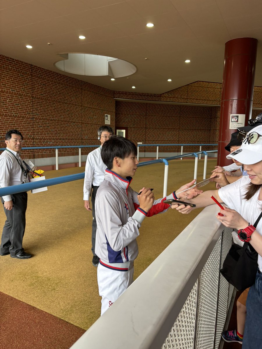 XPSBee's tweet photo. 昨日帰り際に武史がサイン書いてるところに遭遇してお猿さんになってしまった。

こういう状況に遭遇すると思ってなくてiPhoneにサイン書いてもらったけどそのうち絶対落ちるw

まじで嬉しかった https://t.co/VNOE0kocXG