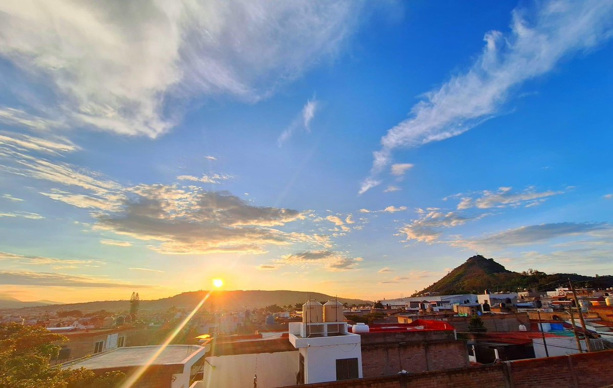 crtzpolitica's tweet photo. LAS PINCELADAS DEL CREADOR! Así da paso a la #noche sobre la ciudad de #Tepic en #Nayarit.
Como #pinceladas el #atardecer de hoy a descansar algunos y muchos más a #laborar, mañana será otro día.
Fotos: Mauro Lugo Izaguirre https://t.co/NsL3QNMSt8
