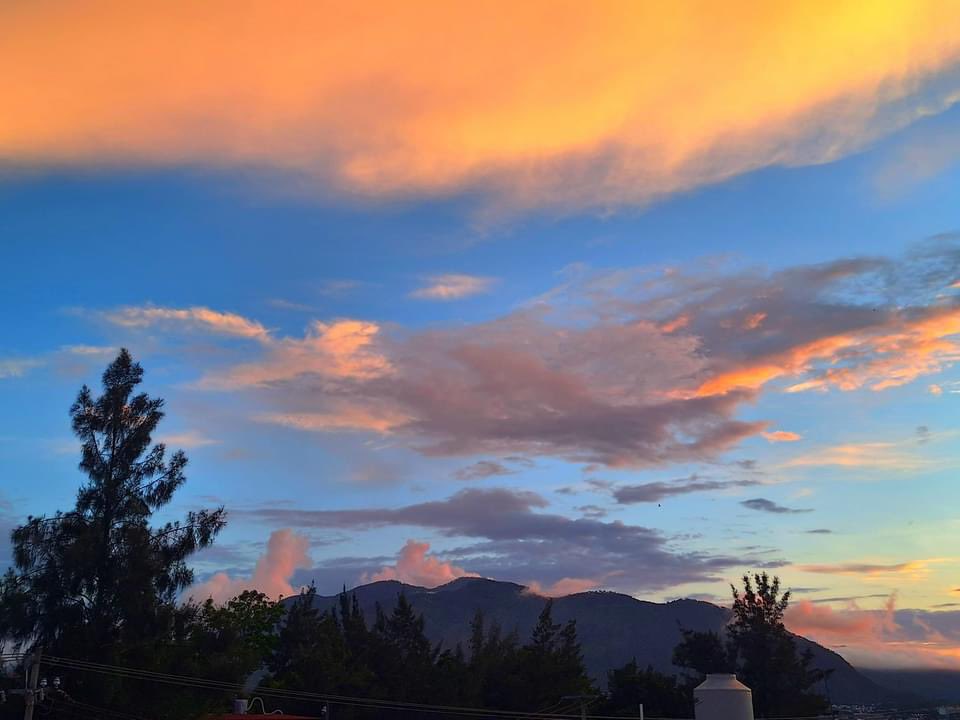 crtzpolitica's tweet photo. LAS PINCELADAS DEL CREADOR! Así da paso a la #noche sobre la ciudad de #Tepic en #Nayarit.
Como #pinceladas el #atardecer de hoy a descansar algunos y muchos más a #laborar, mañana será otro día.
Fotos: Mauro Lugo Izaguirre https://t.co/NsL3QNMSt8