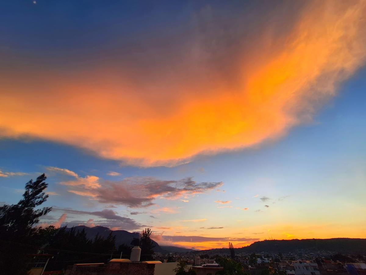 crtzpolitica's tweet photo. LAS PINCELADAS DEL CREADOR! Así da paso a la #noche sobre la ciudad de #Tepic en #Nayarit.
Como #pinceladas el #atardecer de hoy a descansar algunos y muchos más a #laborar, mañana será otro día.
Fotos: Mauro Lugo Izaguirre https://t.co/NsL3QNMSt8