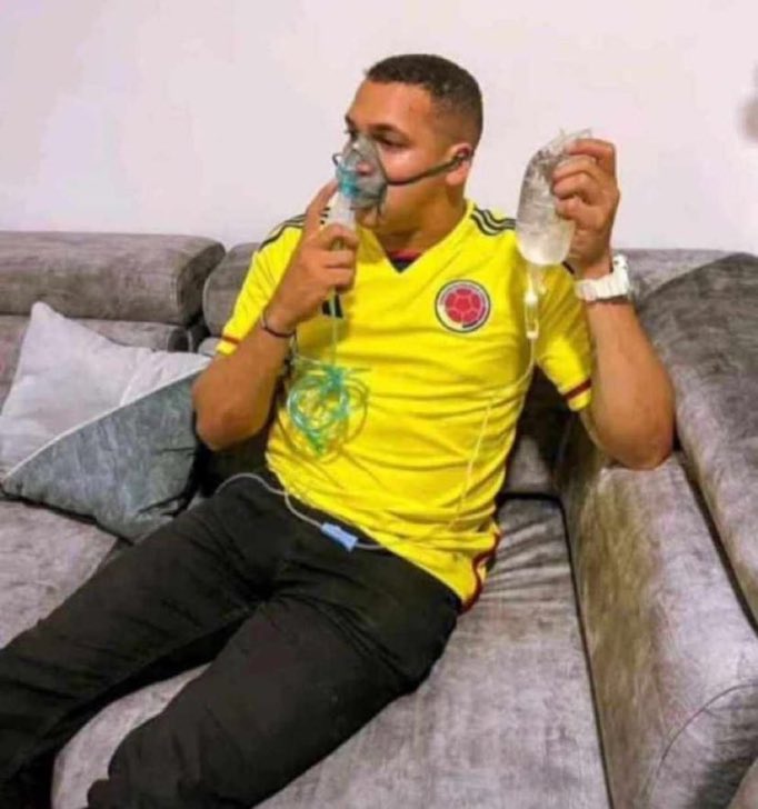 valebau98's tweet photo. Llamen a mi cardiólogo no aguanto  tanta tensión 
#Conmebol #colombianos #CopaAmerica #Skakira #seleccioncolombia #Colombia #Argentina #vamoscolombia #ArgentinavsColombia #VamosImparables #Miami https://t.co/02qC7DwQeF