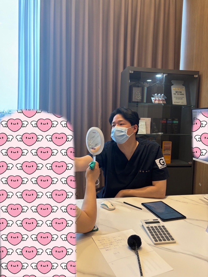 GLOVI777's tweet photo. 院长1vs1对皮肤进行面诊哦~🥰
根据仪器检测情况定制适合您的方案 🥰#金泰拉 https://t.co/FRXMylv2ck