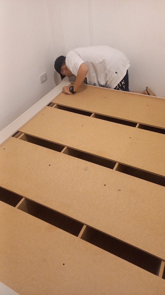 kpoperidiota's tweet photo. Primeira vez que ele montou uma cama na vida, ta de parabéns, um dia eu caso com você. https://t.co/O1WQGimFRj
