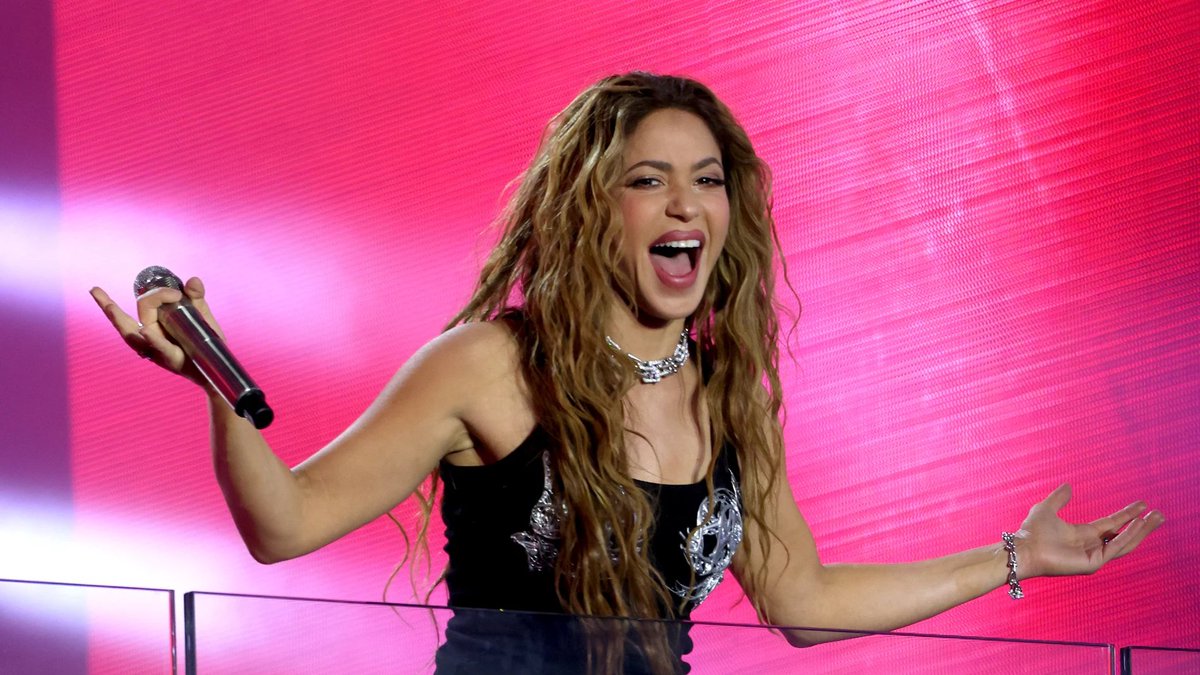 yosoynix's tweet photo. Confirmen que muchs estamos ahorita viendo minutos de cierto partido de futbol por la misma razón y no es Messi jajajaja es: Shakira ♥  
#CopaAmerica #Shakira https://t.co/S6Fgf2WF5m
