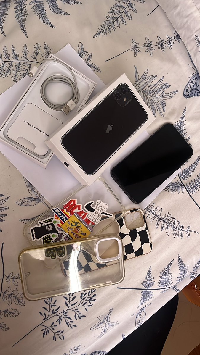 ininaow's tweet photo. Aku mau jual iphone 11 ex renan store. Ada goresan di pinggir body, emang dari pas beli di renan gitu. Sengaja nyari yg LCD, OS aman, kamera, IMEI aman walau luarnya baret dikit. Gapernah di service juga. WTS WTS https://t.co/nudqtq92UJ