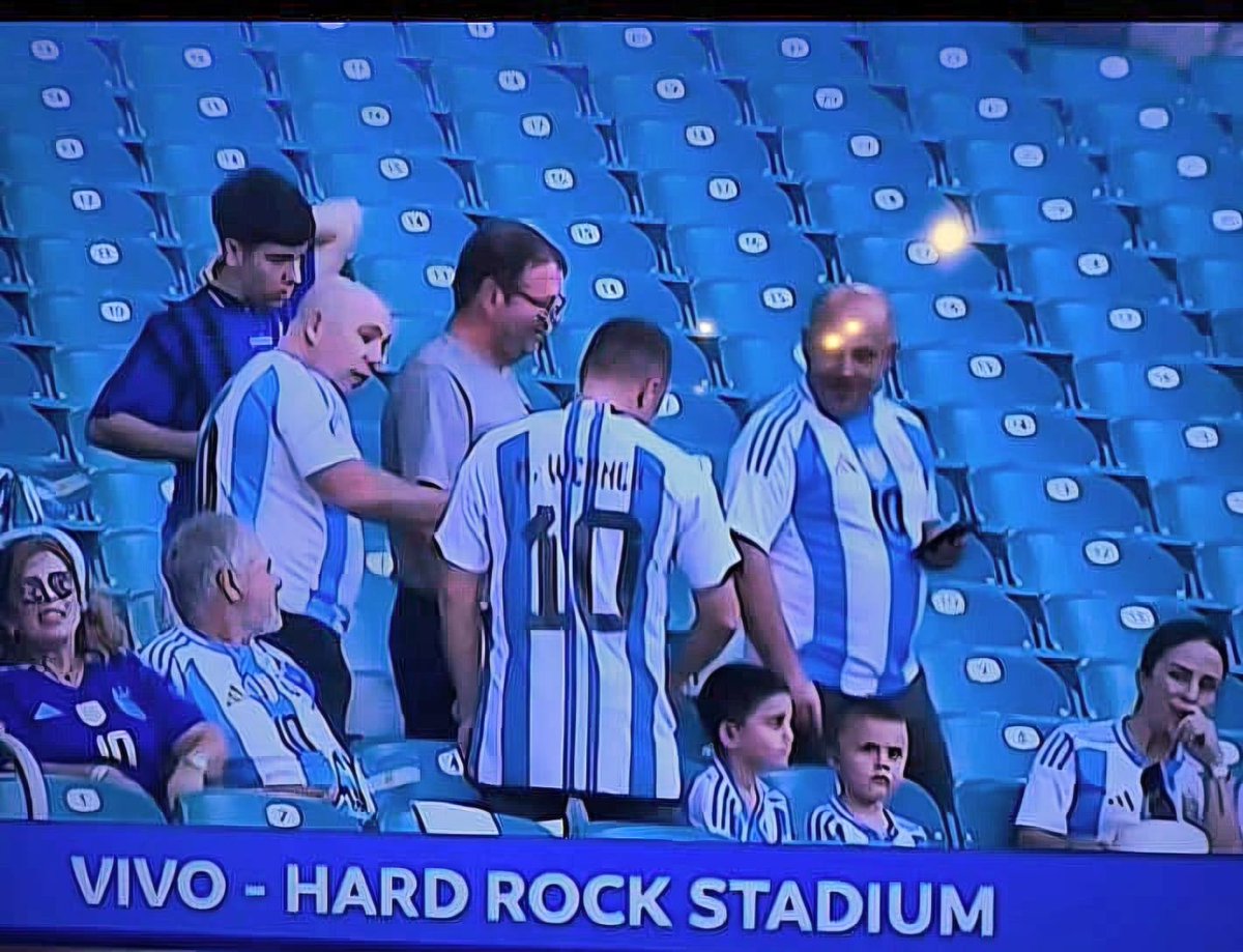 Valienteval007's tweet image. Cuando te chupa un huevo todo y el desequilibrado sos vos. 

-R: Ahí la conseguí,  Gustavo tenés que gastar esa plata en 60 días .

-G: no sé diga más en 15 días no queda nada. 

R: Pero se van a dar cuenta 

G: Naa lo mandamos al niño Ebene a poner caritas, para despistar.