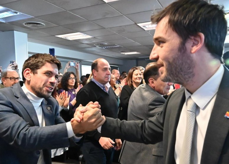 Valienteval007's tweet image. Cuando te chupa un huevo todo y el desequilibrado sos vos. 

-R: Ahí la conseguí,  Gustavo tenés que gastar esa plata en 60 días .

-G: no sé diga más en 15 días no queda nada. 

R: Pero se van a dar cuenta 

G: Naa lo mandamos al niño Ebene a poner caritas, para despistar.