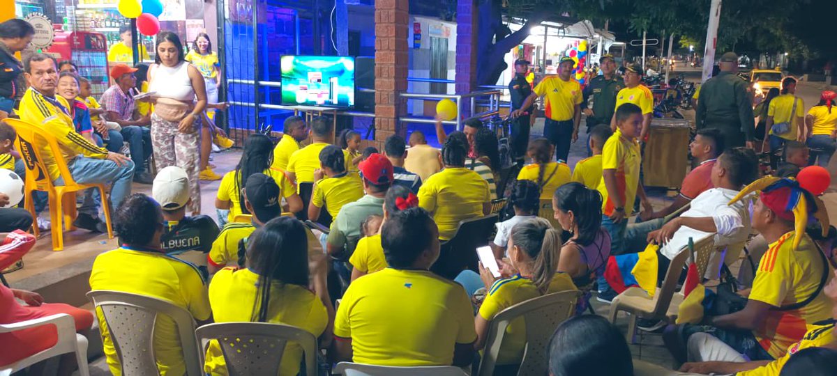 PoliciaMevap's tweet photo. 🚔🚨Trabajemos juntos para mantener nuestras calles seguras. líneas de atención 123-156-165 atentos al requerimiento ciudadano. #CopaAmerica 🇨🇴🏆#HinchaEjemplar #TodosSomosColombia https://t.co/wxLIeVVopV