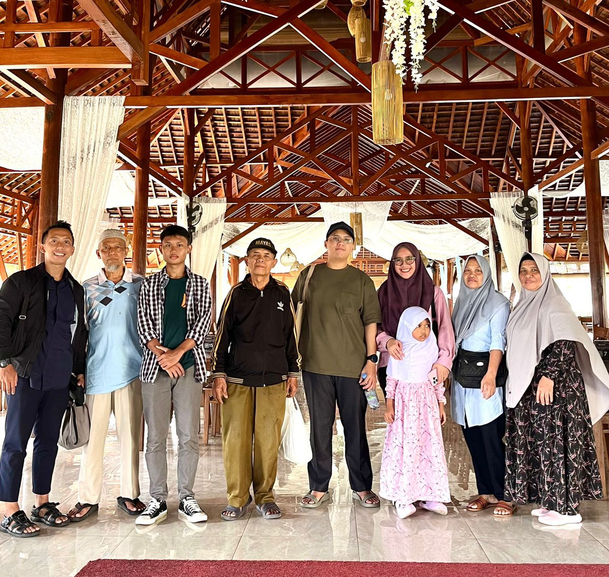 ifmirfan's tweet photo. Minggu kemarin akhirnya dikunjungi keluarga, tak lupa bocil 1 yg paling bawel tapi ngangenin. Dari lahir aja sudah nempel ke aku dan nggak nangis kalo kugendong.
Hari ini dia kelas 2 SD, alhamdulillah dia dapat ranking 1. Semoga dia bisa meramaikan keseharian orangtuaku ❤️❤️ https://t.co/GEi16TC0h2
