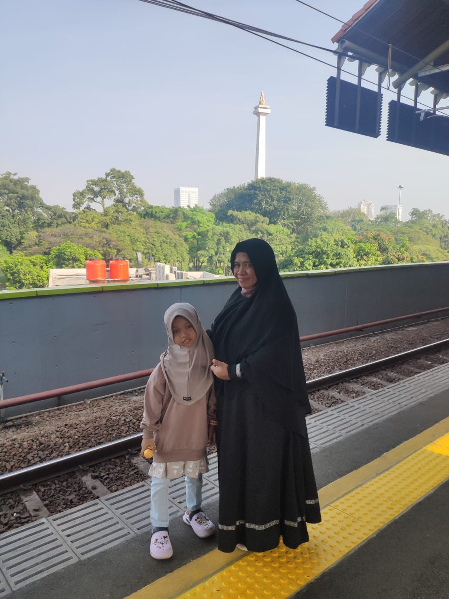 ifmirfan's tweet photo. Minggu kemarin akhirnya dikunjungi keluarga, tak lupa bocil 1 yg paling bawel tapi ngangenin. Dari lahir aja sudah nempel ke aku dan nggak nangis kalo kugendong.
Hari ini dia kelas 2 SD, alhamdulillah dia dapat ranking 1. Semoga dia bisa meramaikan keseharian orangtuaku ❤️❤️ https://t.co/GEi16TC0h2