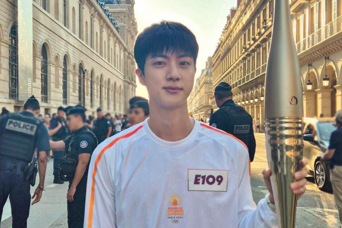 soompi's tweet photo. #BTS's #Jin Shares Message Of Support After Completing His Role As Torchbearer In Paris 2024 Olympic Games
https://t.co/yLvGO2igWx https://t.co/f18pCJ5Fq4