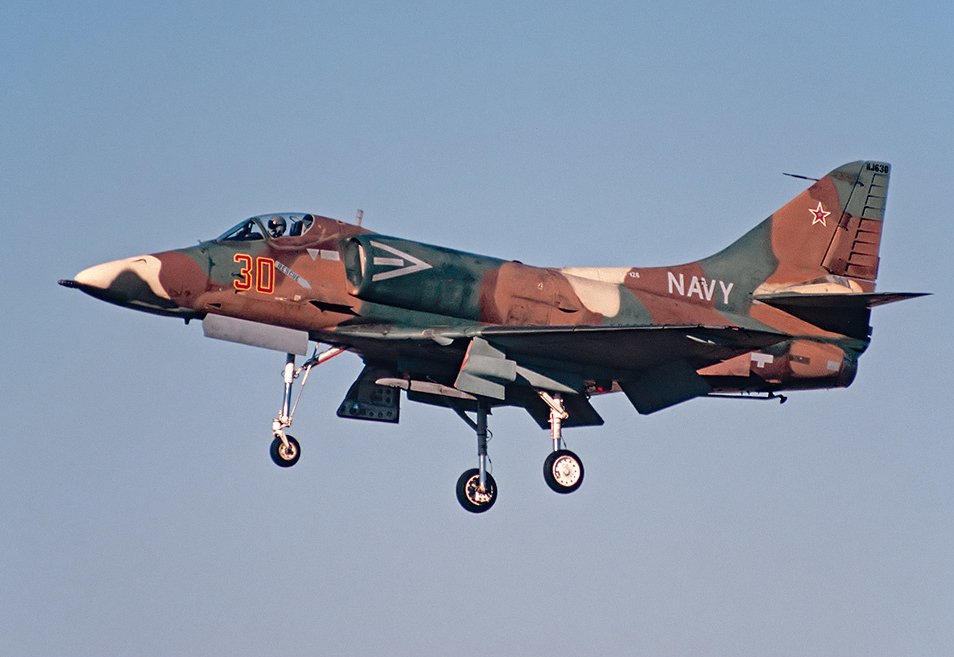 gonzaconti_18's tweet photo. #A4 #Skyhawk #Adversary #Scooter #UsNavy #Red30 #TopGun @USNavy https://t.co/CSGb9eOypb