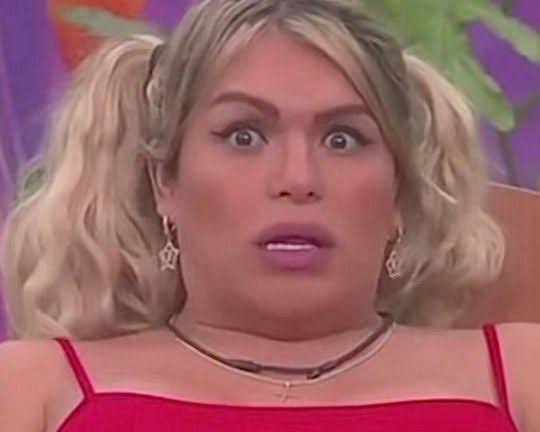 ElChrisZamorano's tweet photo. Karol G viendo que Shakira no la invito a cantar TQG.
#Shakira https://t.co/OWM4OKLojK