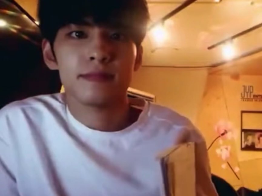 그리곹ㅋㅋㅌㅌㅋㅋㅋㅋ 묘하게 상장 자랑하는 애 느낌이라 귀여움 샹ㅜ 특히 마지막에 노트 덮고 쳐다볼때