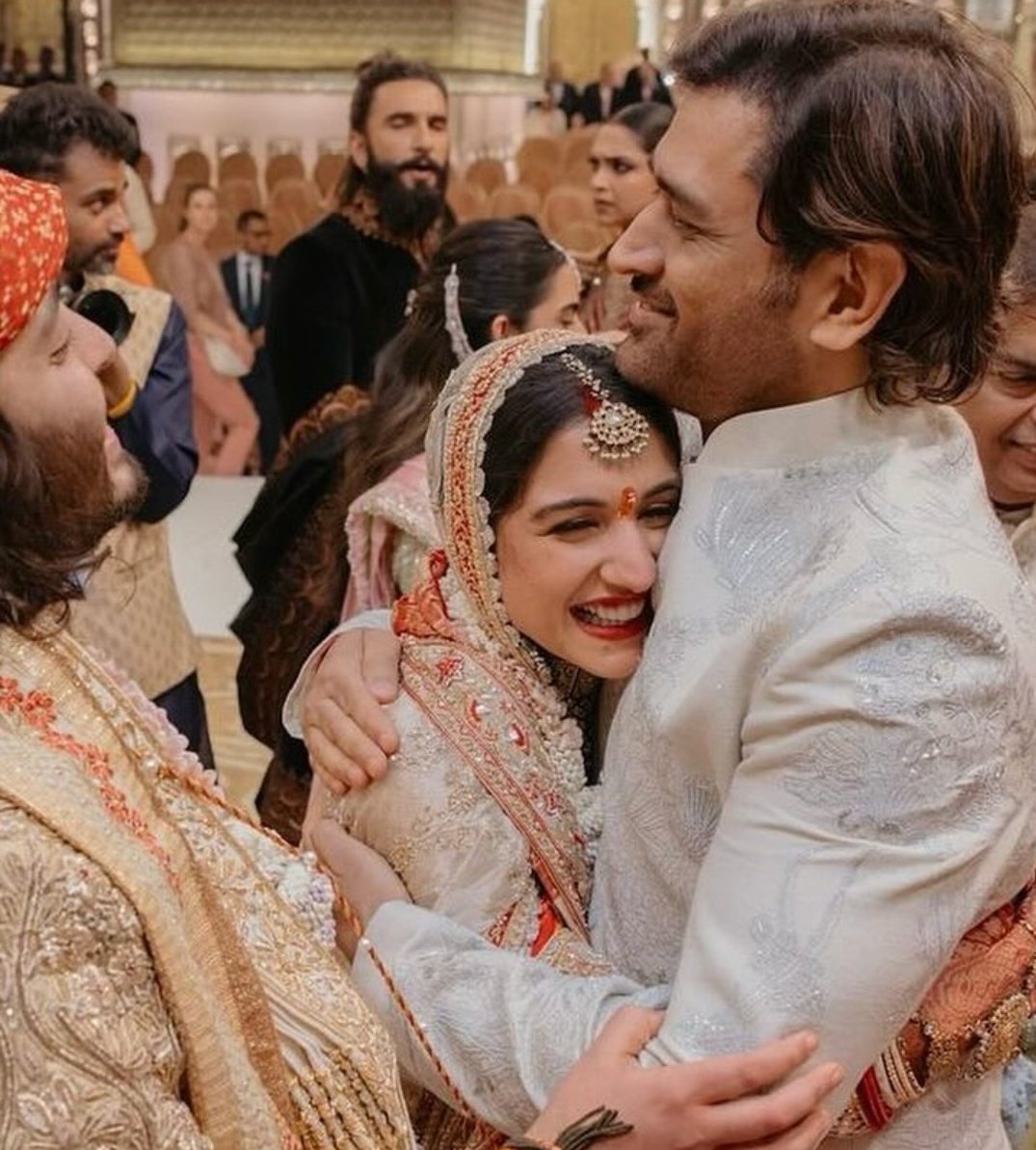#AmbaniWedding me mahi 👑
#MSDhoni𓃵 #thala