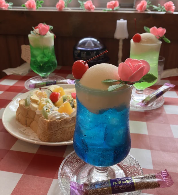 後せっかくの遠出なので行きたかった喫茶店、喫茶宝石箱さんに行ったりロートレック展を見たりしましたー!いろいろ盛りだくさんで楽しかったり自分の作品の拙さに落ち込んだりいろいろテンションジェットコースターな1日でした。次も頑張ろ 