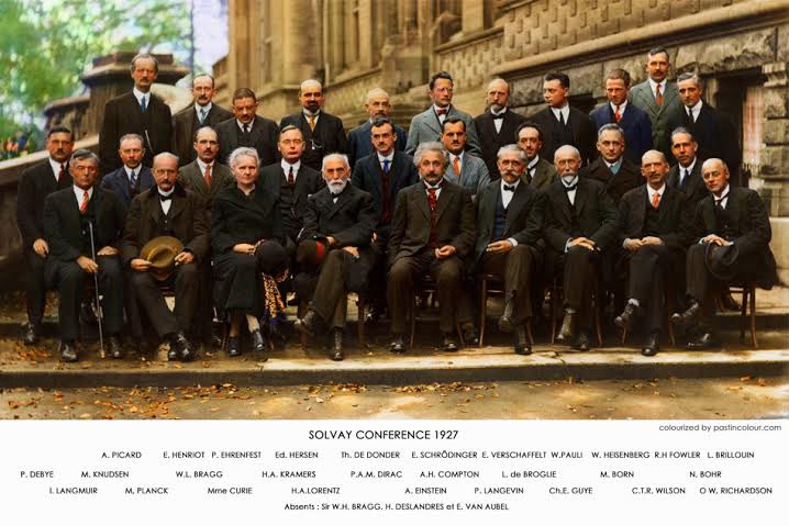PhysInHistory's tweet photo. This iconic photograph taken at the Fifth Solvay Conference shows the greatest gathering of intelligence ever. 
Physicists met in October 1927 in Brussels to discuss the then-new theory of quantum mechanics. https://t.co/hdngFKNapc