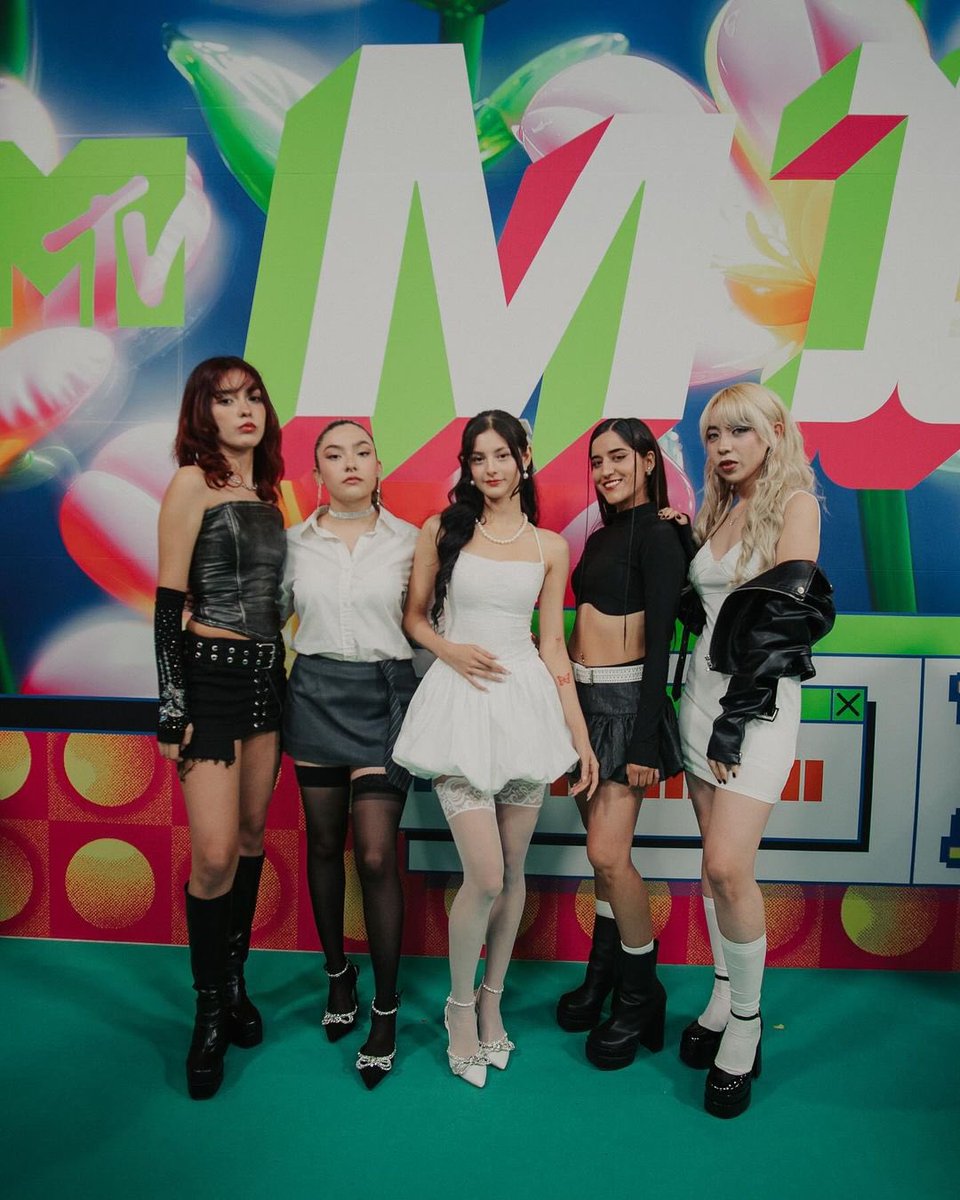 AlmasMusicMx's tweet photo. Gracias MTV Miaw por la invitaciรณn, fue una gran experiencia estar en la green carpet. Nuestro primer evento ha sido surreal. โจ๐๐
Styling: @emiliano.sr @valeriaaguilartorres
Camera Operator: @itsjucaa
#ALMAS #Almasmusic #Mientes #JuntoaMi #mtvmiaw https://t.co/vXO0VmVhIW