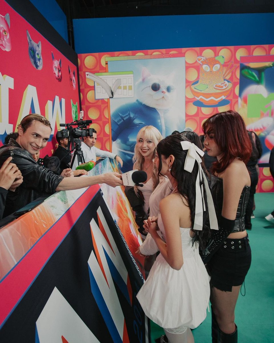AlmasMusicMx's tweet photo. Gracias MTV Miaw por la invitaciรณn, fue una gran experiencia estar en la green carpet. Nuestro primer evento ha sido surreal. โจ๐๐
Styling: @emiliano.sr @valeriaaguilartorres
Camera Operator: @itsjucaa
#ALMAS #Almasmusic #Mientes #JuntoaMi #mtvmiaw https://t.co/vXO0VmVhIW