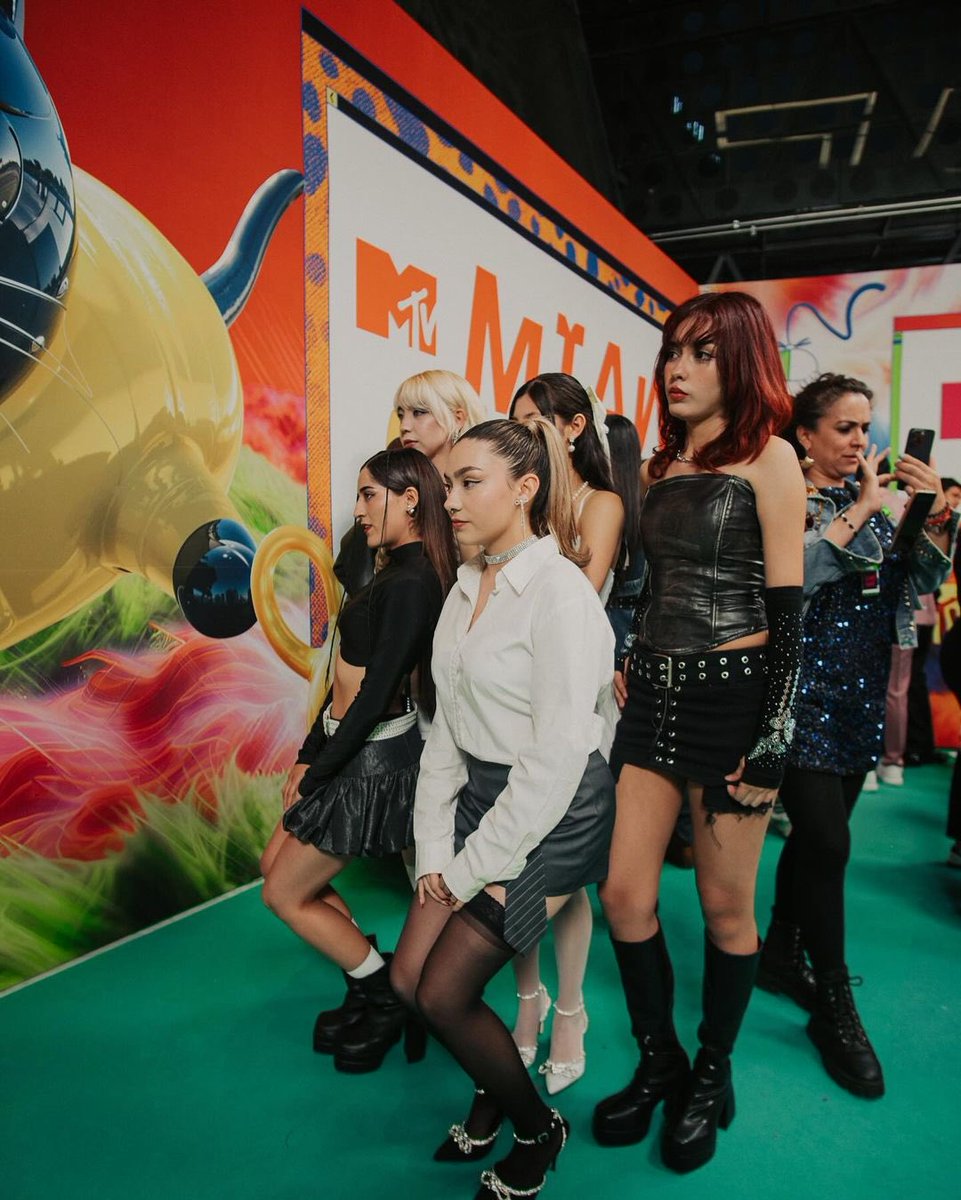 AlmasMusicMx's tweet photo. Gracias MTV Miaw por la invitaciรณn, fue una gran experiencia estar en la green carpet. Nuestro primer evento ha sido surreal. โจ๐๐
Styling: @emiliano.sr @valeriaaguilartorres
Camera Operator: @itsjucaa
#ALMAS #Almasmusic #Mientes #JuntoaMi #mtvmiaw https://t.co/vXO0VmVhIW