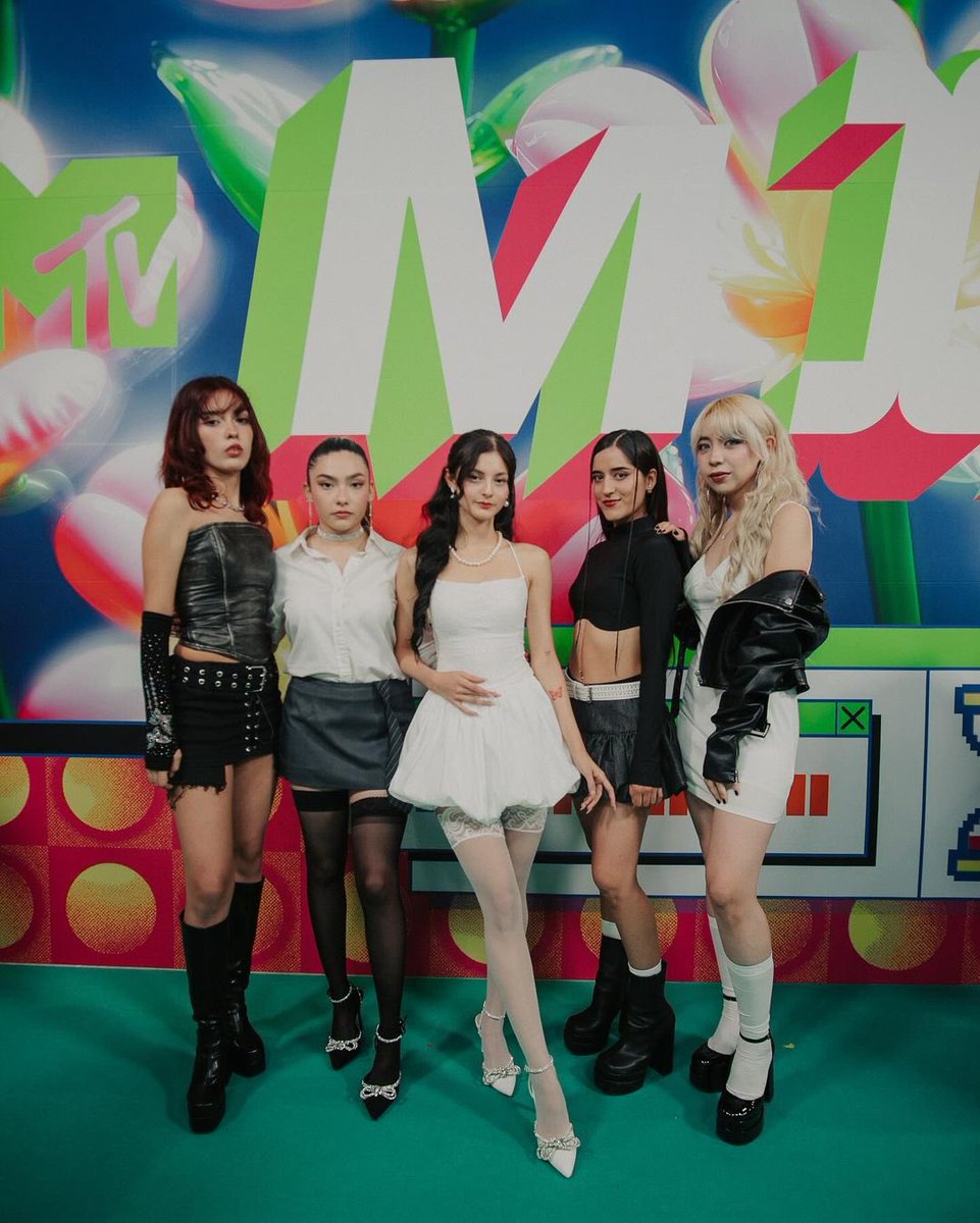 AlmasMusicMx's tweet photo. Gracias MTV Miaw por la invitaciรณn, fue una gran experiencia estar en la green carpet. Nuestro primer evento ha sido surreal. โจ๐๐
Styling: @emiliano.sr @valeriaaguilartorres
Camera Operator: @itsjucaa
#ALMAS #Almasmusic #Mientes #JuntoaMi #mtvmiaw https://t.co/vXO0VmVhIW
