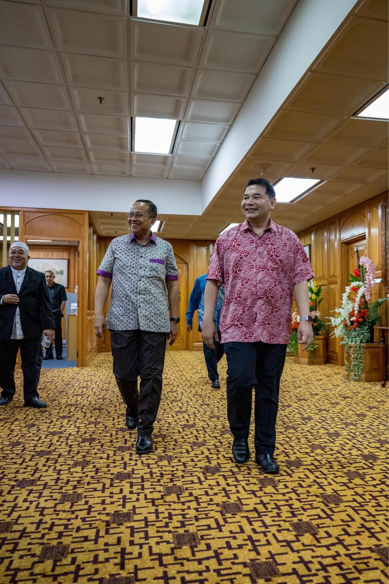 rafiziramli's tweet photo. Saya ke Pejabat SUK Terengganu untuk berkongsi pelan pembangunan satu industri baru iaitu pemerangkapan, penstoran dan penggunaan karbon (CCUS).  

Ini adalah satu industri yang tidak pernah wujud di Malaysia dan hanya wujud di beberapa buah negara di dunia.  

Kementerian Ekonomi menggalas tanggungjawab membangunkan industri baru ini yang menjadi sebahagian dari Pelan Peralihan Tenaga Negara (NETR).  

Pelaburan bagi satu hub CCUS dijangka mencecah RM20 bilion dan menjana peluang pekerjaan berpendapatan tinggi.  

Selain Terengganu, negeri-negeri lain yang berpotensi membangunkan hub CCUS ialah Pahang, Sabah dan Sarawak.  

Kementerian Ekonomi akan membentangkan rang undang-undang CCUS di Parlimen dalam bulan November ini.  

Insya Allah, industri baru ini akan menyaksikan pelaburan terbesar di Terengganu dalam tempoh dua dekad.  

Bagi mereka yang secara berterusan menuduh Kerajaan Madani mengabaikan negeri-negeri pembangkang, saya berharap pembangunan hub CCUS yang dibawa ke Terengganu ini membuka mata mereka.