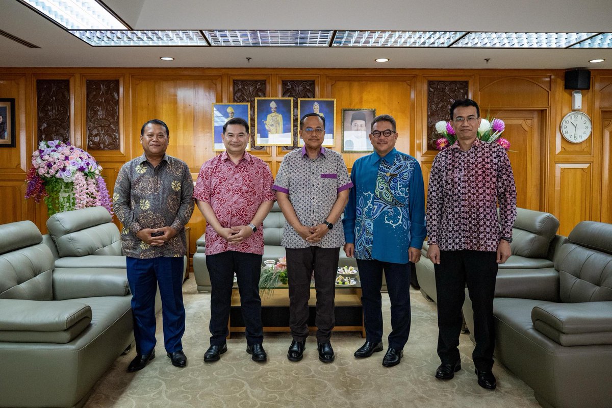 rafiziramli's tweet photo. Saya ke Pejabat SUK Terengganu untuk berkongsi pelan pembangunan satu industri baru iaitu pemerangkapan, penstoran dan penggunaan karbon (CCUS).  

Ini adalah satu industri yang tidak pernah wujud di Malaysia dan hanya wujud di beberapa buah negara di dunia.  

Kementerian Ekonomi menggalas tanggungjawab membangunkan industri baru ini yang menjadi sebahagian dari Pelan Peralihan Tenaga Negara (NETR).  

Pelaburan bagi satu hub CCUS dijangka mencecah RM20 bilion dan menjana peluang pekerjaan berpendapatan tinggi.  

Selain Terengganu, negeri-negeri lain yang berpotensi membangunkan hub CCUS ialah Pahang, Sabah dan Sarawak.  

Kementerian Ekonomi akan membentangkan rang undang-undang CCUS di Parlimen dalam bulan November ini.  

Insya Allah, industri baru ini akan menyaksikan pelaburan terbesar di Terengganu dalam tempoh dua dekad.  

Bagi mereka yang secara berterusan menuduh Kerajaan Madani mengabaikan negeri-negeri pembangkang, saya berharap pembangunan hub CCUS yang dibawa ke Terengganu ini membuka mata mereka.