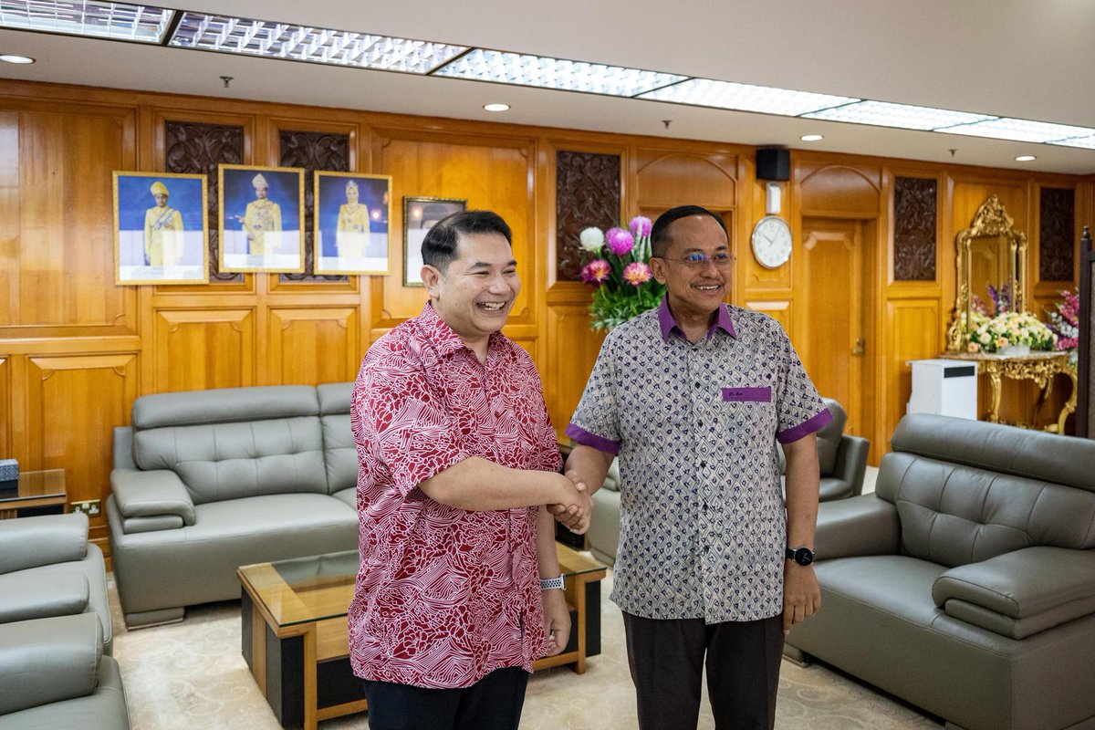 rafiziramli's tweet photo. Saya ke Pejabat SUK Terengganu untuk berkongsi pelan pembangunan satu industri baru iaitu pemerangkapan, penstoran dan penggunaan karbon (CCUS).  

Ini adalah satu industri yang tidak pernah wujud di Malaysia dan hanya wujud di beberapa buah negara di dunia.  

Kementerian Ekonomi menggalas tanggungjawab membangunkan industri baru ini yang menjadi sebahagian dari Pelan Peralihan Tenaga Negara (NETR).  

Pelaburan bagi satu hub CCUS dijangka mencecah RM20 bilion dan menjana peluang pekerjaan berpendapatan tinggi.  

Selain Terengganu, negeri-negeri lain yang berpotensi membangunkan hub CCUS ialah Pahang, Sabah dan Sarawak.  

Kementerian Ekonomi akan membentangkan rang undang-undang CCUS di Parlimen dalam bulan November ini.  

Insya Allah, industri baru ini akan menyaksikan pelaburan terbesar di Terengganu dalam tempoh dua dekad.  

Bagi mereka yang secara berterusan menuduh Kerajaan Madani mengabaikan negeri-negeri pembangkang, saya berharap pembangunan hub CCUS yang dibawa ke Terengganu ini membuka mata mereka.
