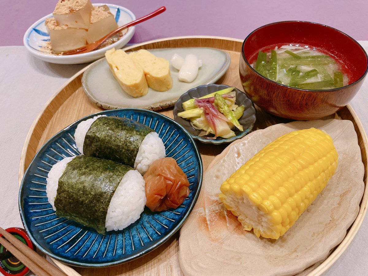 Aya_O7ll's tweet photo. 遅めの朝ごはん
休日の朝ごはんはパンが多いけどやっぱりごはんもいいね🍙
#AyaMem #おうちごはん https://t.co/Srdxz7yv7n