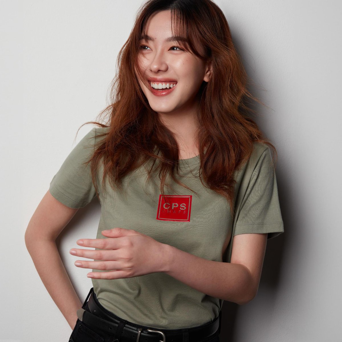 4eveforaye's tweet photo. 𝐅𝐚𝐜𝐞𝐛𝐨𝐨𝐤 : CPS CHAPS
Caption : THE CASUAL TEE l พรีเซนต์ casual look ที่ดูสดใสไปกับ มายด์ แฮนน่า อ๊ะอาย และฝ้าย จาก 4EVE ใน Logo Tee เบสิกไอเทมที่สวมใส่ง่าย
#CPSCHAPS #logotee #4eve #CreativityPassionSelf
#Mind4EVE #Hannah4EVE
#Fai4EVE #Aheye4EVE https://t.co/ILUIaCRR8m