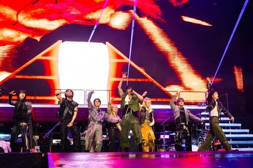 kvibe_yonhap's tweet photo. 4th-Generation K-Pop Boy Groups Heat up Globe This Summer: '#StrayKids , #ATEEZ , #THEBOYZ '
#kpop #boy_group #idol_group #스키즈 #즈즈즈 #에이티즈 #더보이즈 #아이돌 #보이그룹 #4세대아이돌 @StrayKidsGlobal @ATEEZofficial @IST_THEBOYZ
https://t.co/UUT42shy9s https://t.co/KhkfQXY4YH