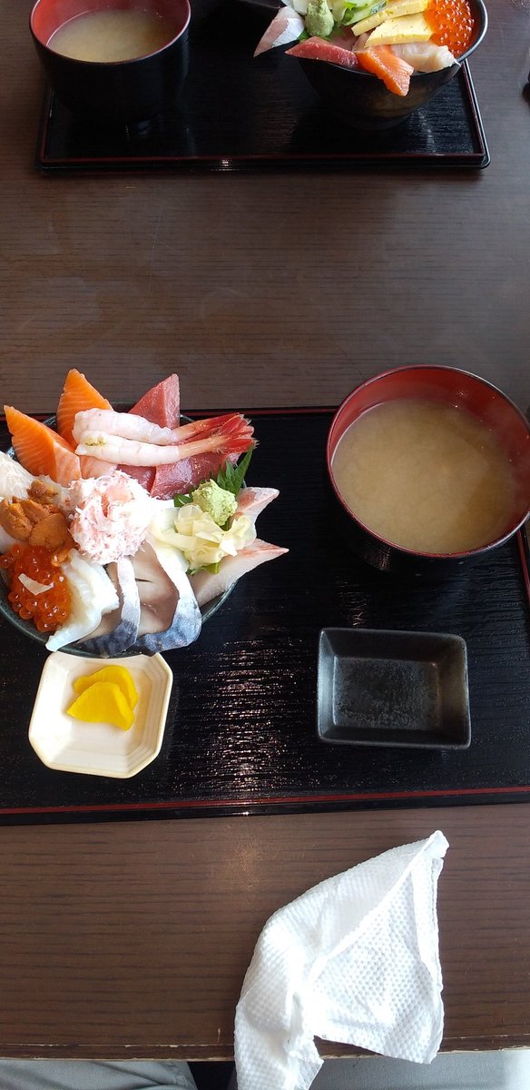 futurestron's tweet photo. 皆様こんにちは！今日は釧路に来ています。今日の昼食ですよ！特選海鮮丼です！ https://t.co/wrdpJrEYil