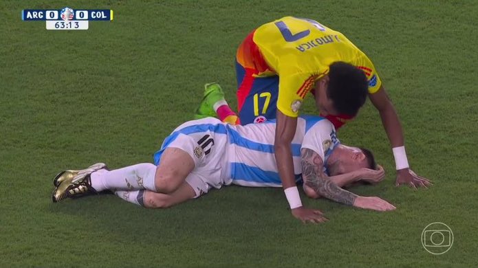 CR7Brasil's tweet photo. minha namorada: ta bem amor?

eu depois de levar a maior surra de xereca: https://t.co/vC2VNwQ6nQ