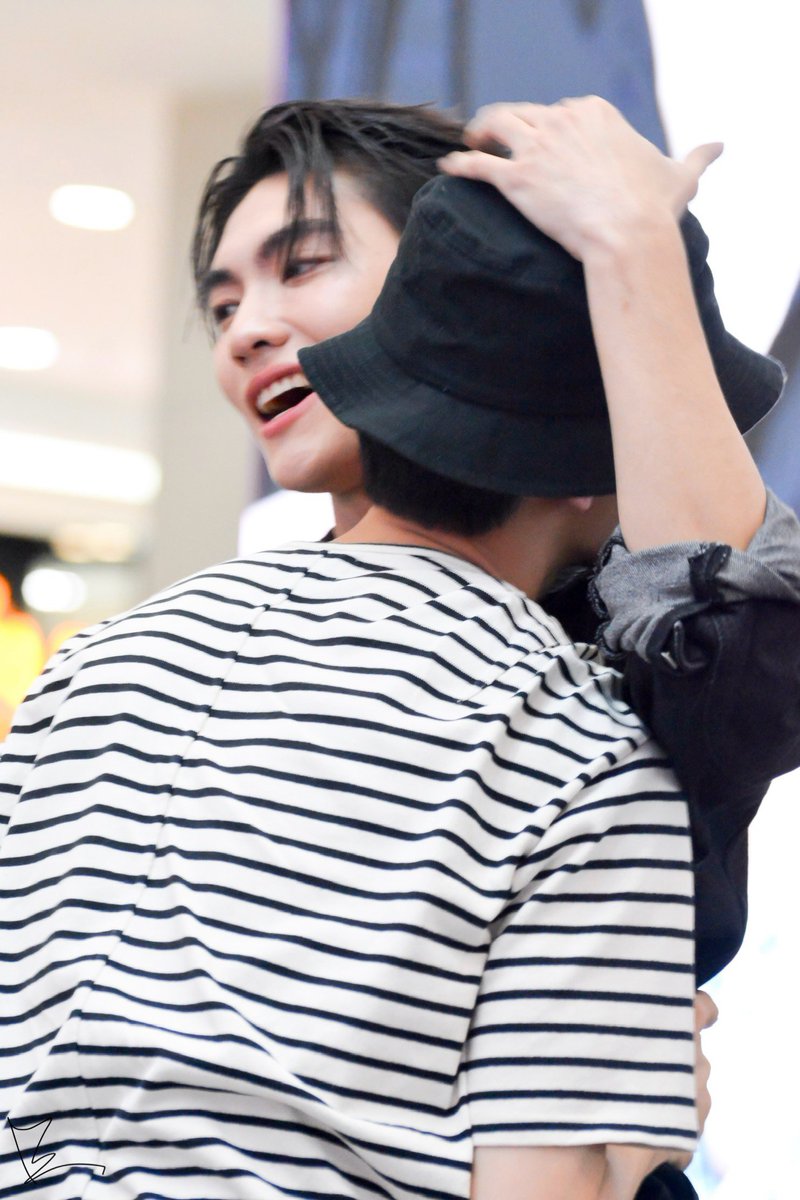 iiambew's tweet image. มันดีมากนะที่มีคนดีใจและมีความสุขกับการมีอยู่ของกันและกัน  

มันดีมากนะที่มีคนที่พร้อมจะอยู่ในทุกๆวันสำคัญของกันและกัน

มันดีมากนะที่มีคนที่พร้อมจะกอดให้ความรักและชาร์จพลังให้กันและกัน

มันดีมากนะที่ไม่ว่าอีกคนจะทำอะไรก็จะยังมีอีกคนคอยสนับสนุนเต็มที่

และมันดีมากนะที่เค้า 2…