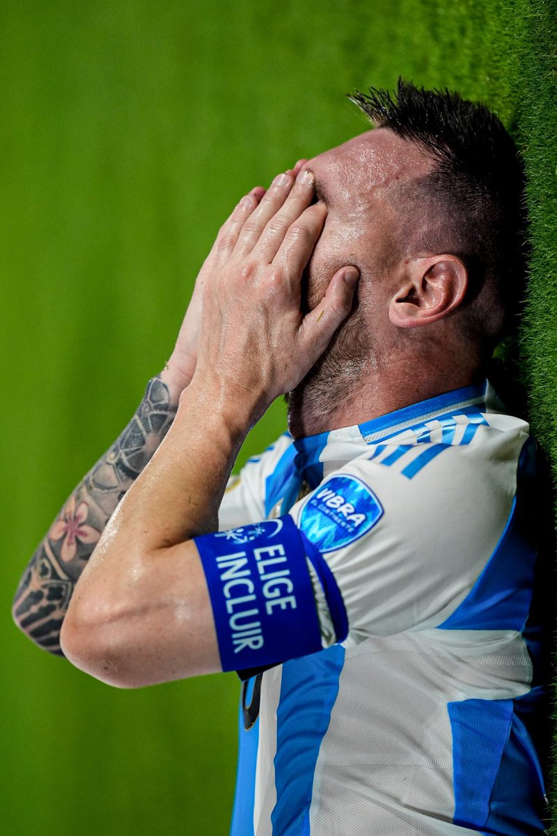 Sale Lionel a los 65' por lesión.
