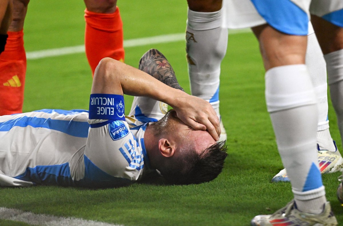 ArobaseGiovanny's tweet photo. Nan l'image est terrible Messi qui sort les larmes aux yeux sur blessure 💔💔

Immense champion qui donne tout pour son pays on peut pas aimer ce genre d'image https://t.co/y88tg79Ht2