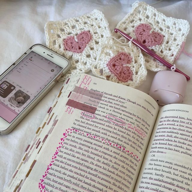hi #booktwt I'm restarting and looking for interactive moots ! 🤍

— i mostly read fantasy w a hint of romance, sports romance and historical novels + manga/webtoon !
— i like exploring different genres !

♡/rt to be moots! <3
