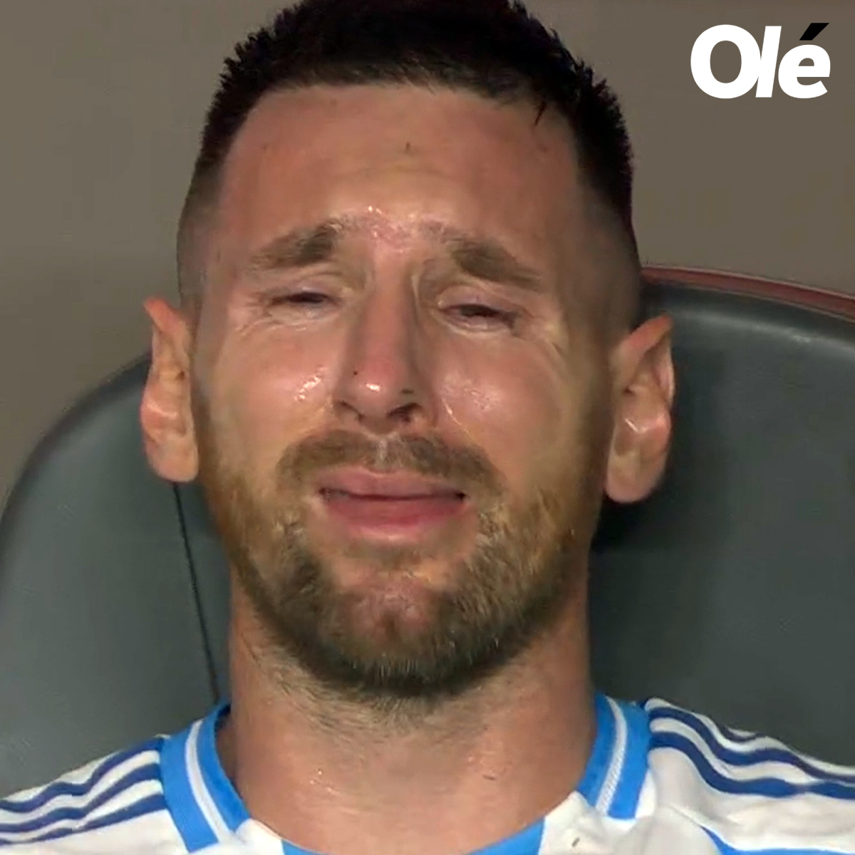 Nos duele a todos.

Messi dejó la cancha y explotó en llanto en el banco.