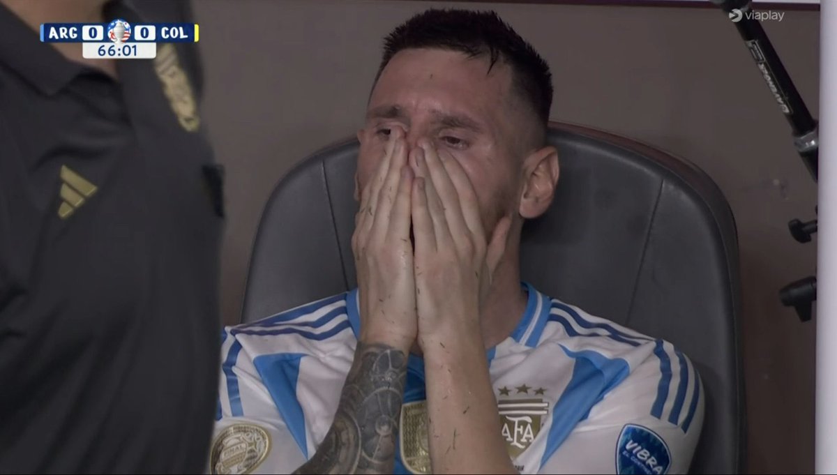 ErrorArbitralTR's tweet photo. Esta imagen le parte el corazón a cualquiera a quien le gusta el fútbol.

TODOS los futboleros de verdad queremos seguir gozando de Lionel Messi. https://t.co/13vyUG27cK