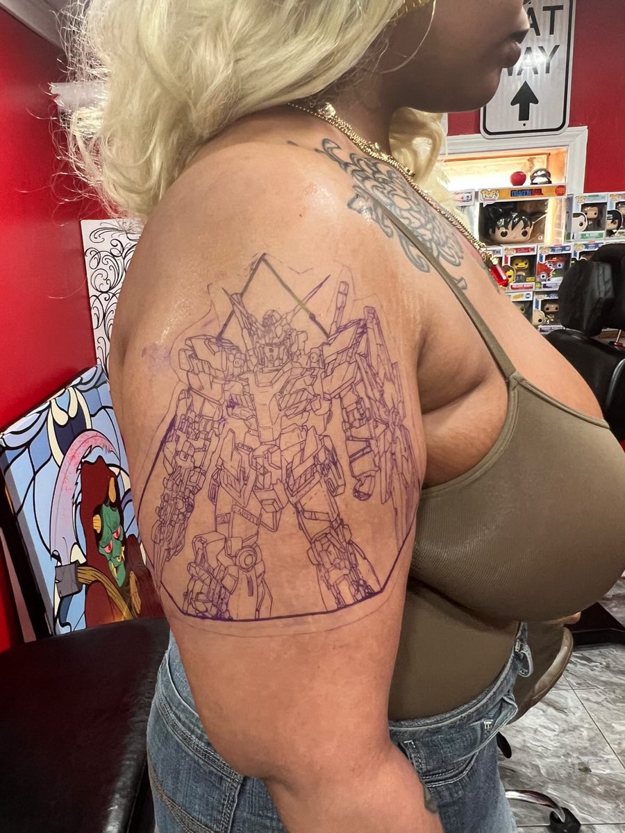 jusflyceo's tweet photo. FIRST SESSION IN THE BOOKS!!! CANT WAIT TO FINISH UP THE UNICORN GUNDAM!!! ME AND @Nye_dolla2 GOING CRAZY WITH THIS ONE!!! APPRECIATE THAT FAMILY FOR GOING BIG WITH ME!!! https://t.co/Bw08qiPRca