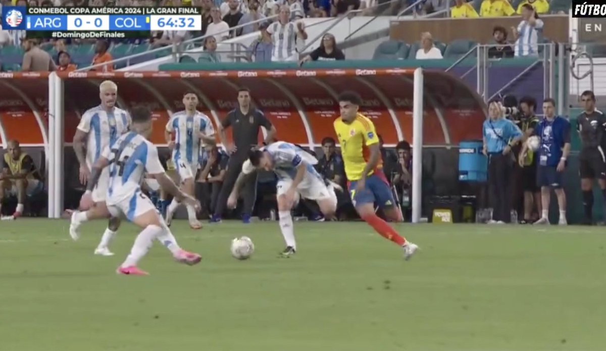 finanzacontable's tweet photo. Terminan las Copas Americas para #Messi
Se juega 2do Tiempo 68’
Sale: Leonel Messi
Entra: Nico Gonzales
Final #CopaAmerica2024
🇦🇷 0 🆚 0 🇨🇴
#LaAlbiceleste #LosCafeteros
🏟️ Hard Rock Stadium, Miami
#CopaAmerica2024 #Argentina #Conmenol #Colombia #Fútbol #VamosArgentina #VamosColombia