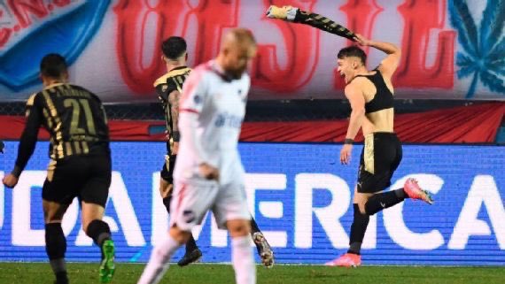 Un día como hoy pero de 2021, en el Parque Central y 121 años después de ganar el primer clásico de la historia, Peñarol derrotó 2 a 1 a Nacional por Copa Sudamericana con goles de Agustín Canobbio y Valentín Rodríguez. Victoria histórica.

Y no podía ser, de otra manera...