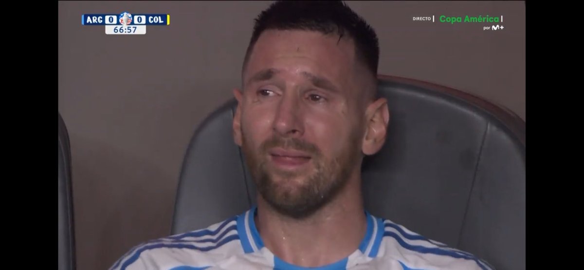 Paulasioque's tweet photo. Lloraste y sentí una punzada en el pecho, aguante capitán que su equipo lo hará bien #Argentina #CopaAmérica2024 #messi https://t.co/KblTpZZGIs