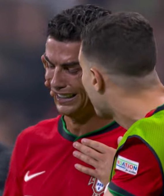 CentralDoBrega's tweet photo. Messi e CR7 chorando no mesmo ano………. https://t.co/eISjAml4pV