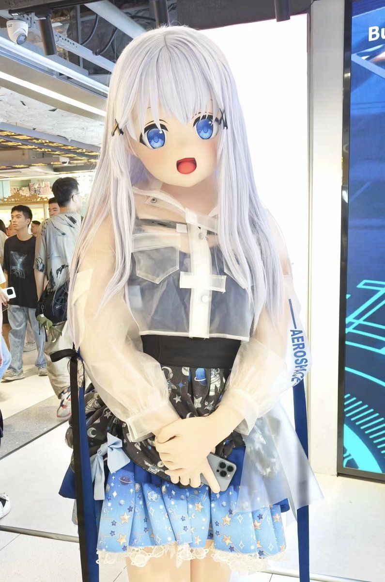 周末跑去百联变娃了！
孩子第一次出街 感觉好棒 被好多人夸可爱了（