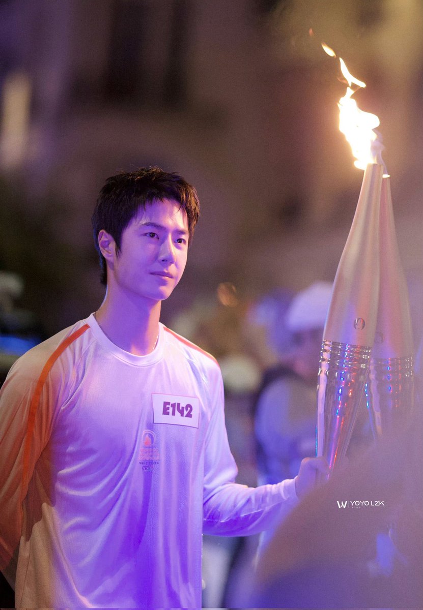 Valyn0517's tweet photo. My 2 Beloved Torch bearer 😘💜💚  #JinxOlympics2024 #WangYibo_Olympics2024 https://t.co/aNrNGf68Zn