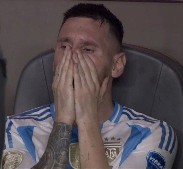 letylectric's tweet photo. Este mes hizo llorar a dos grandes. #Messi #CR7 https://t.co/iQELa9aBPO