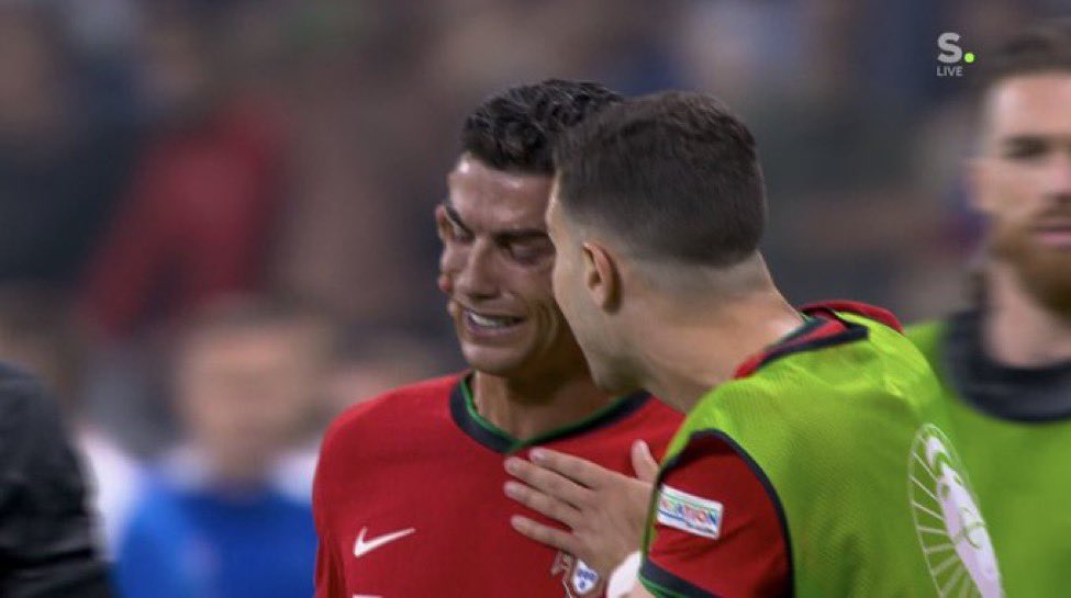 letylectric's tweet photo. Este mes hizo llorar a dos grandes. #Messi #CR7 https://t.co/iQELa9aBPO