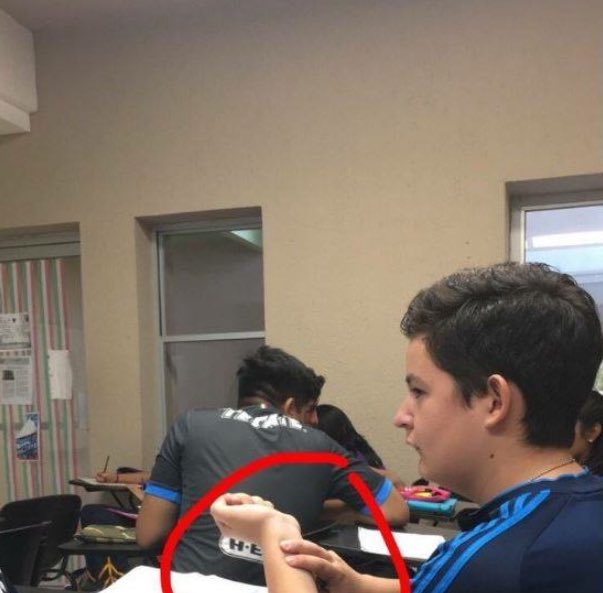 Yo viendo el partido de Argentina vs Colombia.